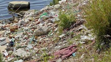 basura y basura flotando en la superficie del agua. video