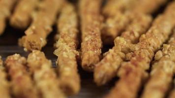 cracker di pretzel a bastoncino tostato video