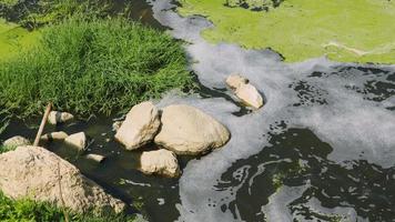 turbolenza dell'acqua pericolosa tossica dovuta a rifiuti chimici nel fiume video