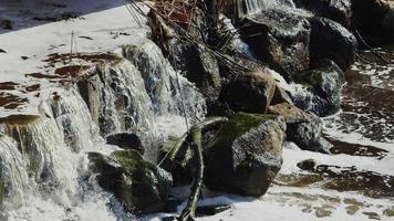 fließendes Wasser und Felsen aus dem Wasserfallmaterial. video