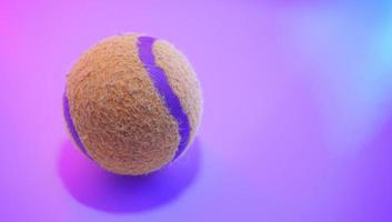 tiro de pelota de tenis con poca luz foto