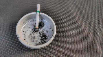 colilla de cigarrillo en el cenicero, imagen de fondo del concepto de no fumar foto