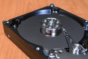 disco duro de computadora sin cubierta, la superficie del espejo del disco y partes foto