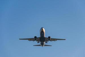 avión de pasajeros aterrizando en la vista del aeropuerto desde abajo foto