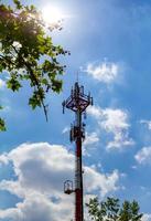 torre de antena y cielo azul claro foto