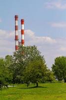 chimenea de la planta de calefacción foto