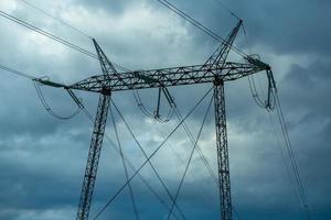 líneas eléctricas en el cielo cubierto de nubes foto