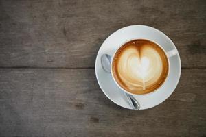 café latte art con forma de corazón foto