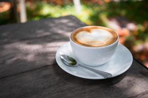 café latte art con forma de corazón foto