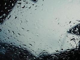 gotas de lluvia en el cristal del coche cuando llueve. foto