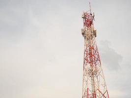 torres telefónicas utilizadas para transmitir señales al anochecer. foto