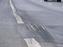 inspector para comprobar la superficie de la carretera asfaltada. foto