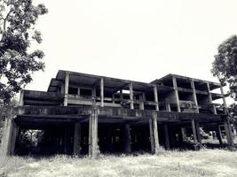 un edificio abandonado hace mucho tiempo que es aterrador foto