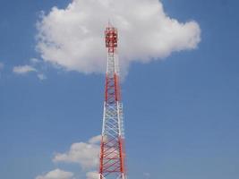 torres telefónicas utilizadas para transmitir señales al anochecer. foto