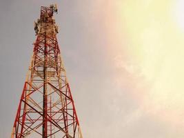 torres telefónicas utilizadas para transmitir señales al anochecer. foto