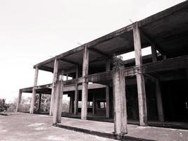 un edificio abandonado hace mucho tiempo que es aterrador foto