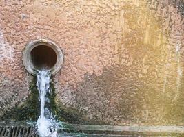 la tubería de aguas residuales está al lado de la pared. foto