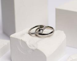 anillo de bodas engastado en piedra blanca. el anillo de joyería está listo para exhibirse y venderse. el anillo de bodas es una muestra del amor de la pareja. perlas y diamantes completan la belleza del anillo. desenfoque de enfoque