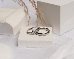 anillo de bodas engastado en piedra blanca. el anillo de joyería está listo para exhibirse y venderse. el anillo de bodas es una muestra del amor de la pareja. perlas y diamantes completan la belleza del anillo. desenfoque de enfoque foto