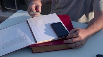 homme calculant de l'argent sur la table video