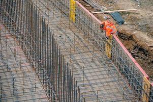 oltre il colle colle bergamo italia 2017 trabajadores de carpintería para construir depuradoras de aguas residuales foto