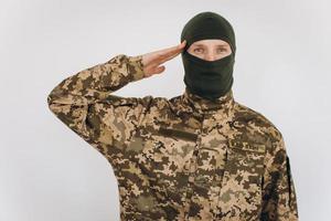 retrato de un soldado ucraniano en uniforme militar sobre un fondo blanco foto
