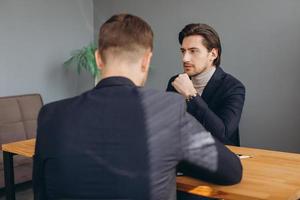 reclutador durante una entrevista de trabajo comercial en el cargo con un candidato masculino foto