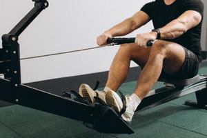 hombre corriendo ejercicio de remo en el gimnasio foto