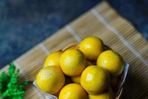 nastar es un pastel típico indonesio hecho de harina de trigo relleno con mermelada de piña foto