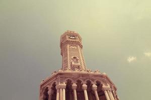 izmir, turquía, torre del reloj en la plaza konak foto