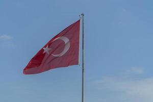 bandera turca en el fondo del cielo azul foto