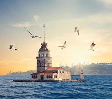 torre de la doncella y silueta de estambul al atardecer foto