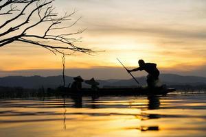 Pescador del lago bangpra en acción cuando pesca, Tailandia. foto