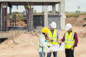 reunión de arquitecto e ingeniero para la planificación de un nuevo proyecto foto