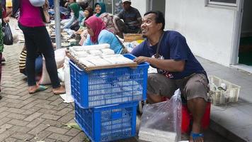 ponorogo, jawa timur, indonesia- 01-02-2020 personas que realizan transacciones en mercados tradicionales con una variedad de mercancías. Los productos locales y los productos importados son los productos preferidos por los compradores. foto