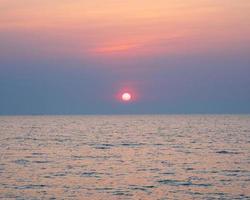 punto de vista del paisaje para el diseño postal y calendario verano mar viento ola fresco en vacaciones mar en calma zona costera puesta de sol cielo naranja claro dorado horas de la tarde día en la playa de bang san chonburi tailandia foto