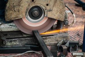 máquina de sierra cortando acero en la construcción del sitio foto