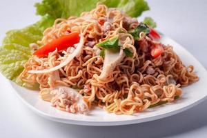 ensalada de fideos instantáneos en un plato blanco foto