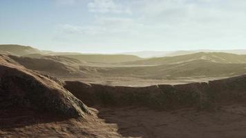 coucher de soleil sur les dunes de sable dans le désert video
