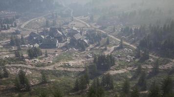 altes Holzdorf auf dem felsigen Berghintergrund video