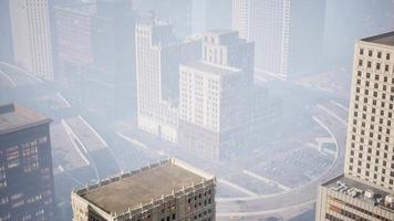 grattacieli coperti dalla nebbia mattutina video