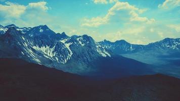 Au-dessus de la vallée de l'antenne avec des montagnes enneigées à distance video