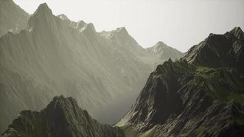 brouillard dans les montagnes de norvège video