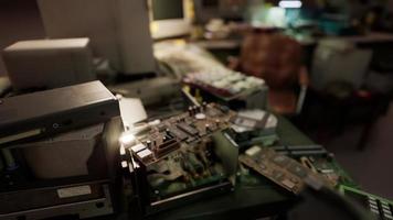 computadoras viejas de los años 80 en un centro de computación abandonado video