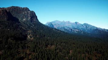 Cascade Mountain y las montañas rocosas canadienses circundantes en verano video
