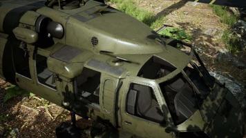 helicóptero militar en la selva profunda