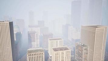 gratte-ciel couverts de brouillard matinal video