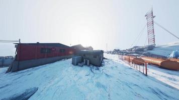 stazione di antartide sotto il sole estivo video