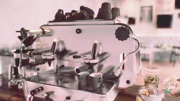 Espresso-Kaffeemaschine im Loft-Büro video