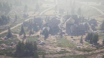 altes Holzdorf auf dem felsigen Berghintergrund video